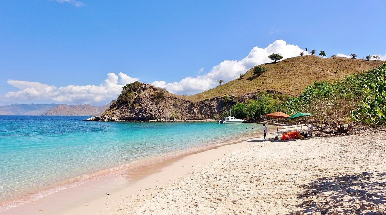 pink beach Labuan bajo